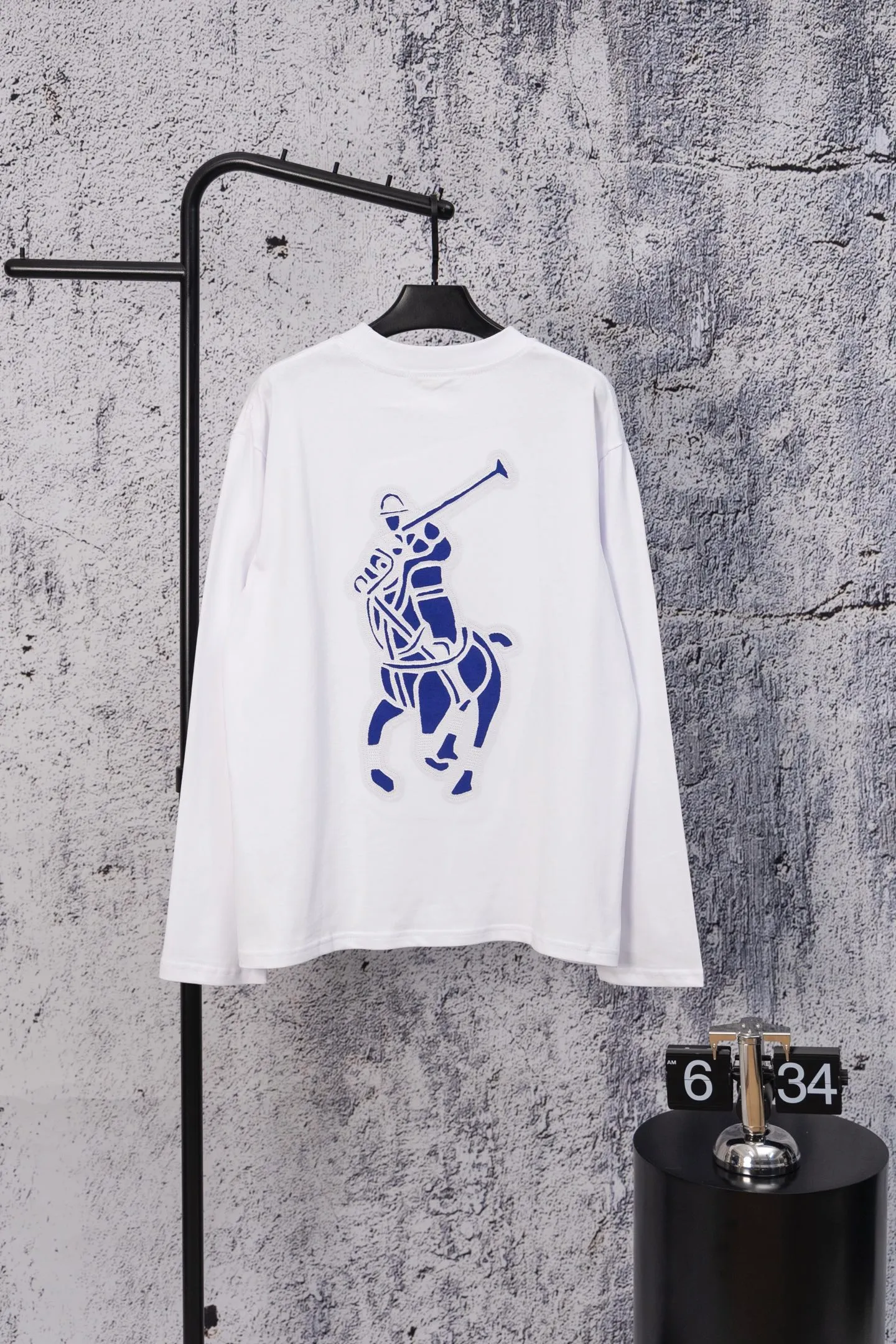 P190 Ralph Lauren solid color pony embroidered logo round neck long-sleeved T-shirt. New model on the market. 25ss. Heavy wash. The front panel is matched with a small logo and the back panel is patch-embroidered. Long-sleeved T-shirt for couples. A high-end simple style that you will never get tired of. Pocket patch embroidery is simple style. Advanced temperament. Perfect details. 💯 Classic logo logo on the upper body is super good-looking. Fabric: 300g. Size: s—xl. Color: black and white.